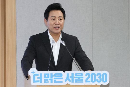 오세훈 서울시장이 28일 오전 서울특별시청에서 열린 '더 맑은 서울 2030' 설명회에서 발언하고 있다.  <사진=연합뉴스>